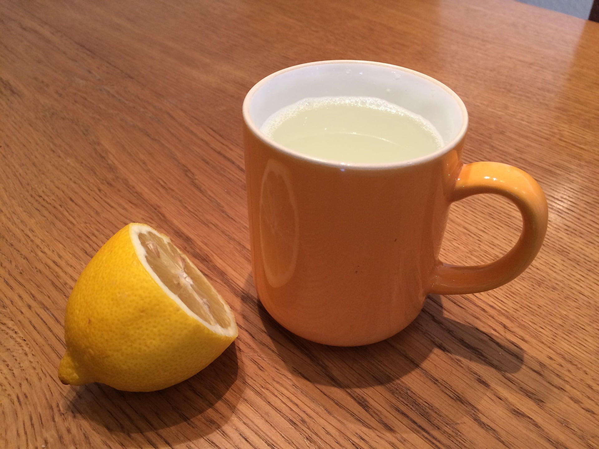5 Beneficios de tomar Limón con agua tibia. !un milagro en forma de fruta!