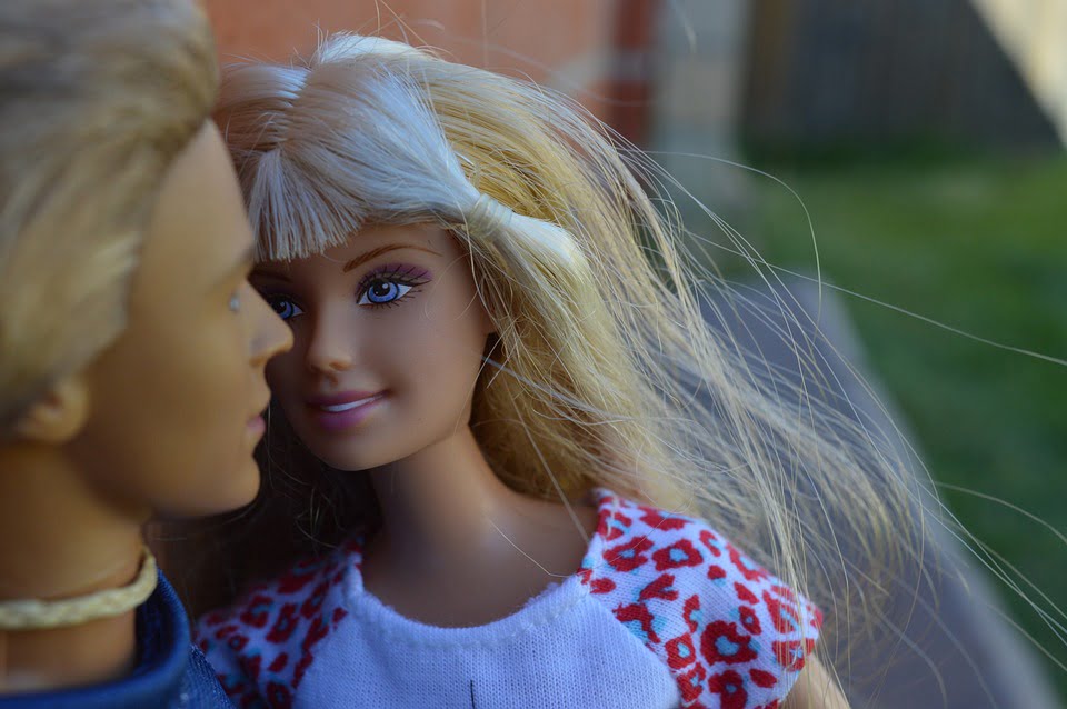 Un niño fragmenta el estereotipo en los comerciales de Barbie ‘Moschino’